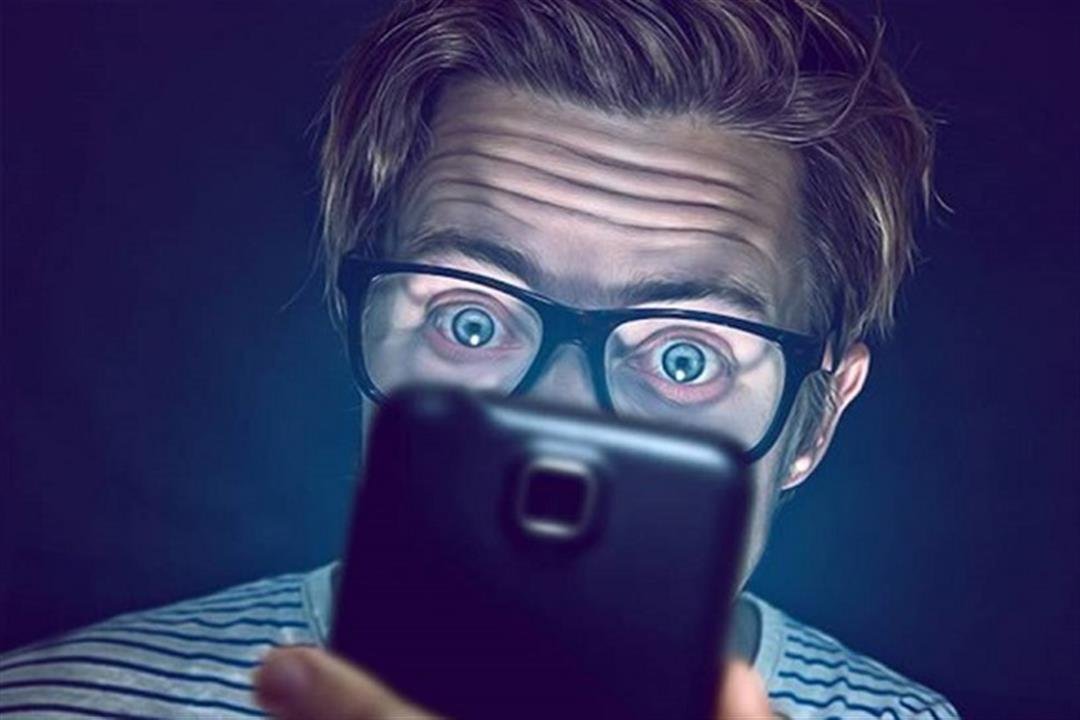 أخطار استخدام الهاتف لساعات طويلة على العيون