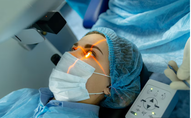 عملية الليزك: كل ما تحتاج معرفته لتحسين الرؤية