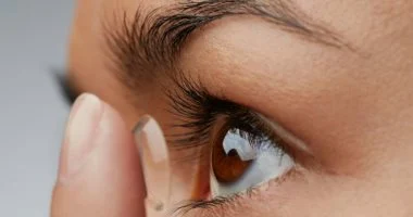 9 مضاعفات خطيرة لارتداء العدسات اللاصقة بشكل خاطئ