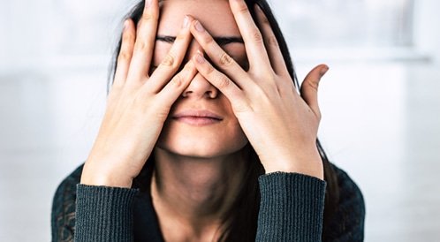 العلاقة بين الضغط النفسي واضطرابات الرؤية: كيف يؤثر التوتر على صحة العين؟