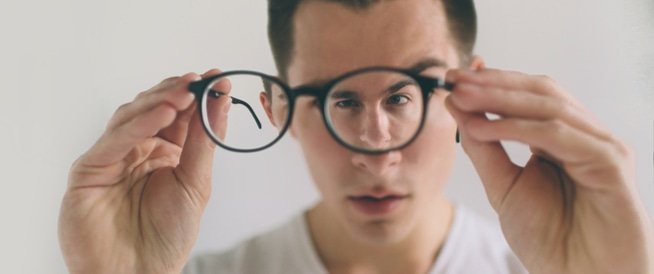 هل يسبب الهاتف قصر النظر؟