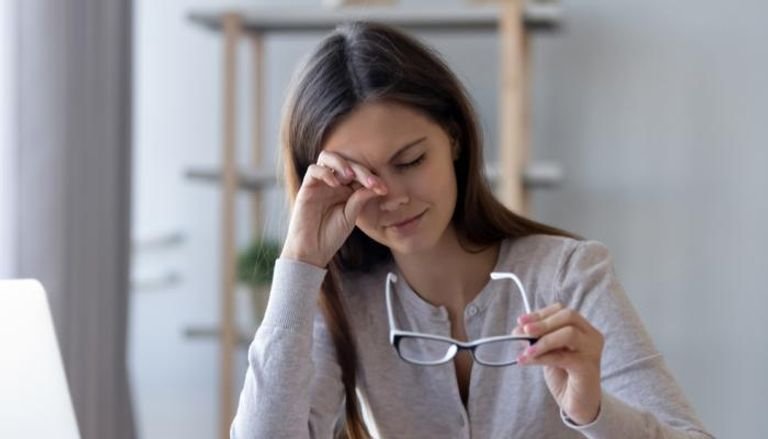 10 أخطاء شائعة في العناية بالعين يجب التوقف عنها فوراً