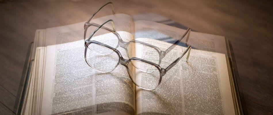 لماذا يعاني بعض الأشخاص من الرؤية المزدوجة؟ الأسباب والحلول