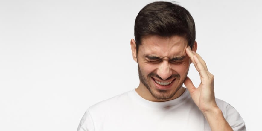 هل يمكن أن يؤدي الصداع النصفي إلى مشاكل في العين؟