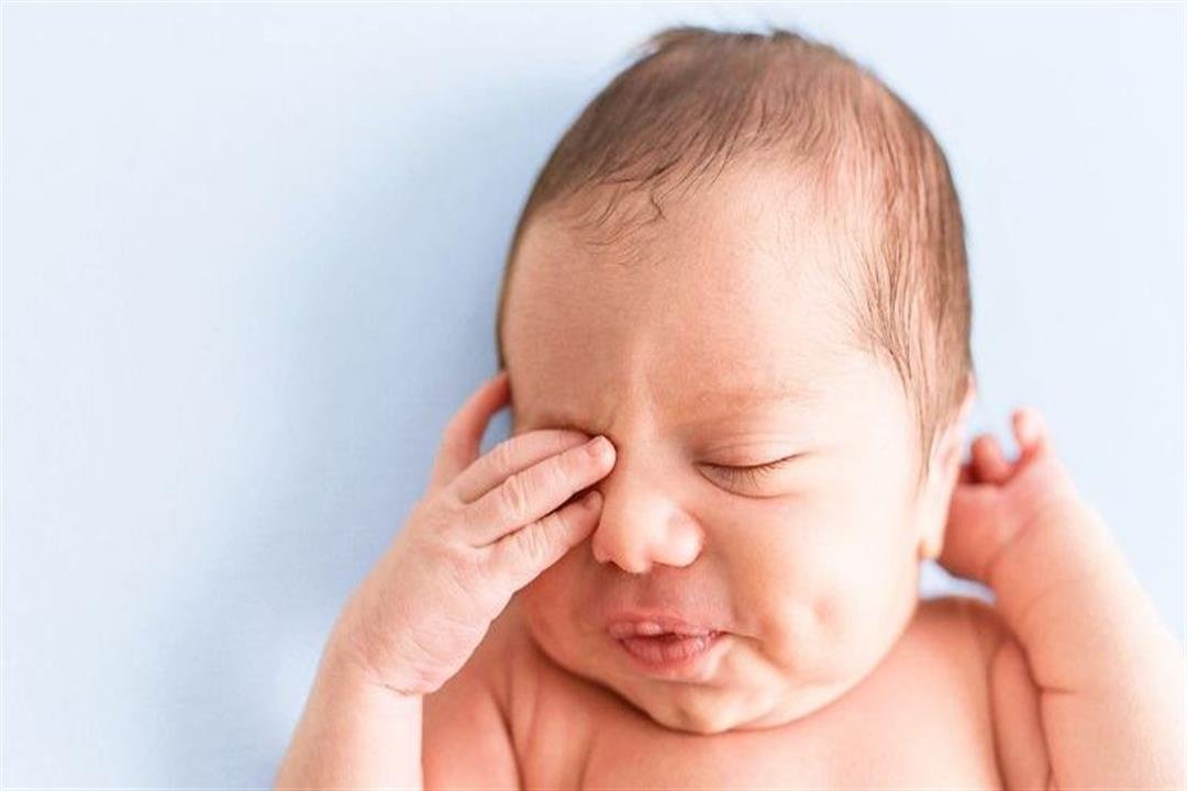 أسباب كثرة الدموع عند الأطفال الرضع وطرق علاجها