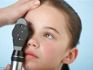 هل العدسات اللاصقة آمنة للأطفال والمراهقين؟