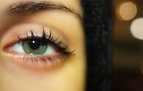 الساعة البيولوجية داخل العين: كيف تتحكم بالنعاس والرؤية الليلية