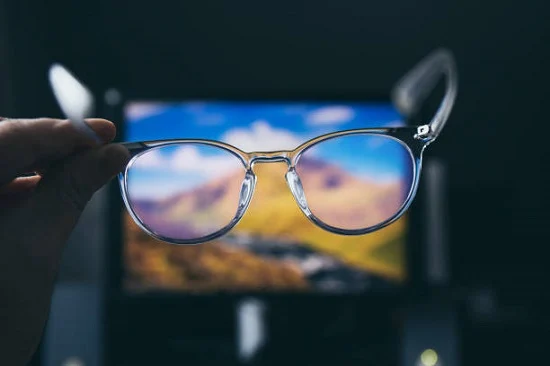 هل الضوء الأزرق يسبب تلفاً دائماً في العين؟