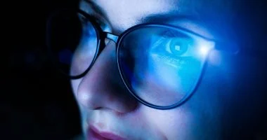 أضرار الضوء الأزرق
