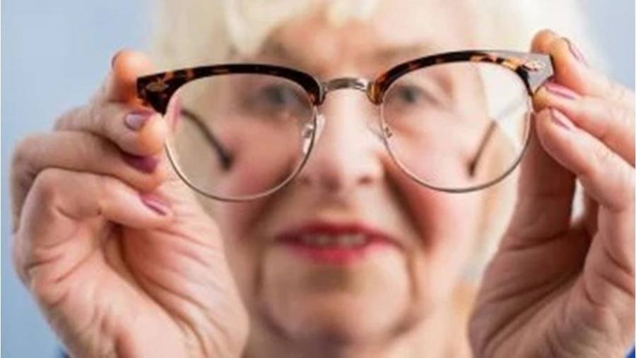 6 أسباب شائعة لتشوش الرؤية بعد سن الستين