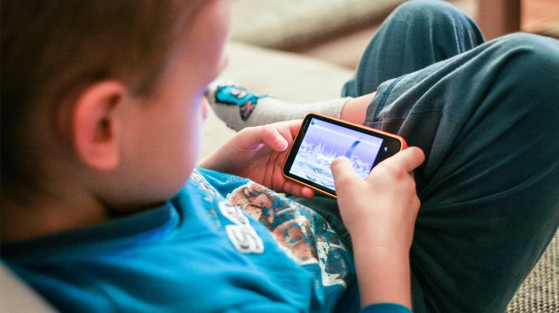 تأثير الألعاب الإلكترونية على بصر الطفل: مخاطر وحلول عملية