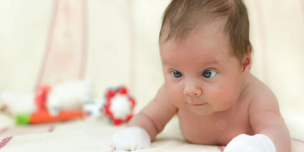 كيف تكتشف الحول عند الرضع قبل عمر السنة؟ دليل مبكر للأهل